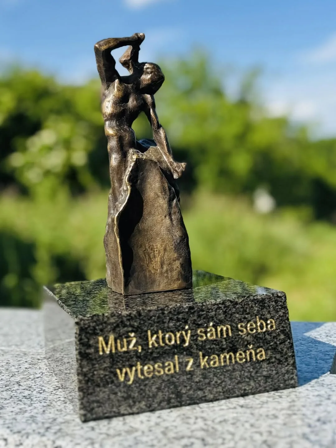 Bronzová plastika osadená na kamennom podstavci