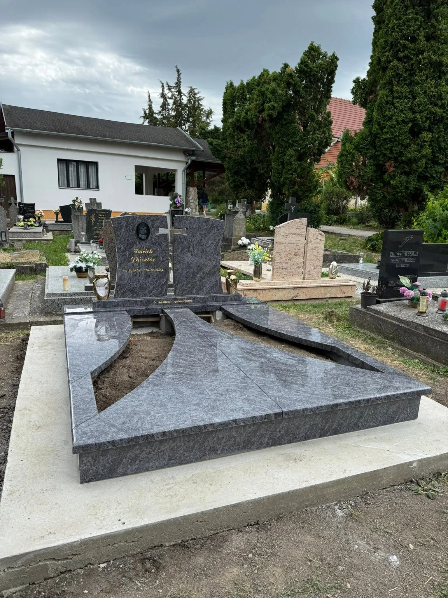 Renovácia staršieho žulového pomníka na cintoríne